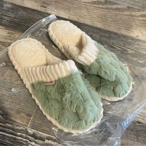 Women’s slippers brand new never worn
